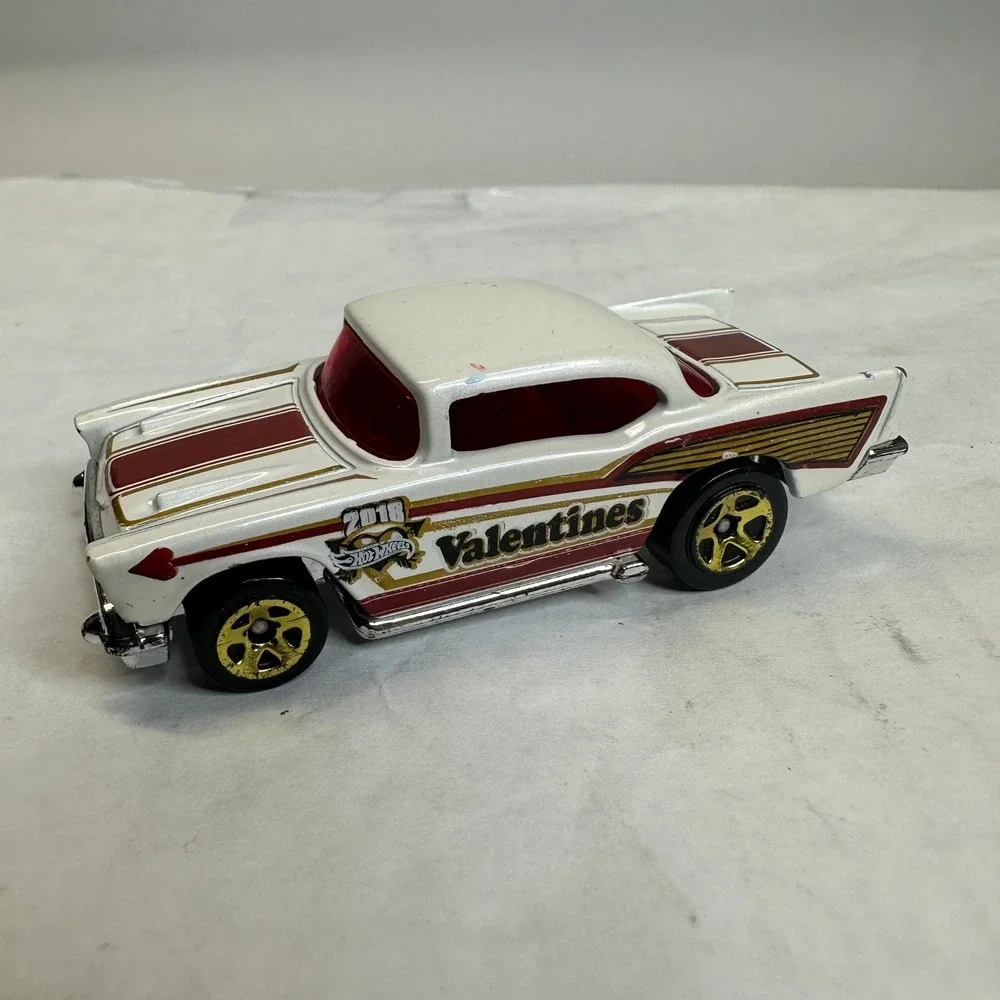 Hot Wheels 2018 Valentines 57 Chevy Diecast Car White‎ Red Gold 164 Scale